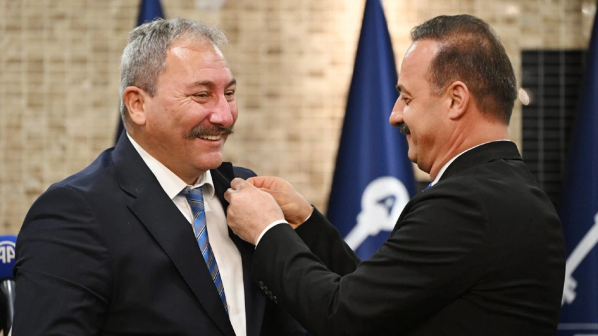 Ağıralioğlu, Akalın'a d&uuml;zenlenen t&ouml;renle parti rozetini taktı