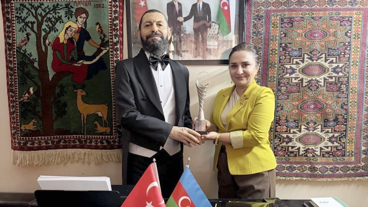 Azerbaycan'dan Akif Manaf&rsquo;a &ldquo;Barış Sanatı &Ouml;d&uuml;l&uuml;&rdquo;
