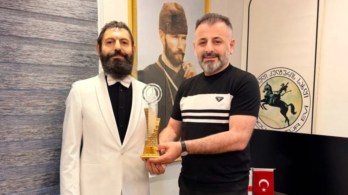 Barış Aktivisti Akif Manaf&rsquo;a &ldquo;Sanat ve Barış &Ouml;d&uuml;l&uuml;&rdquo; verildi