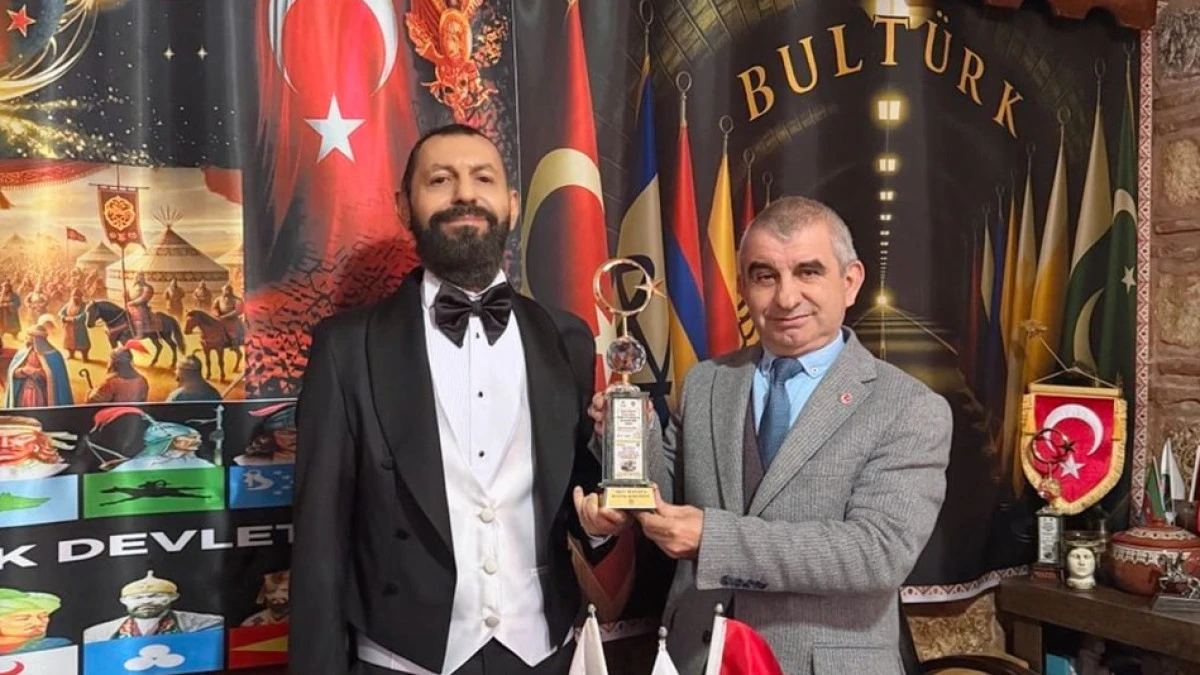BULT&Uuml;RK Derneği'nden yazar Akif Manaf&rsquo;a "BULT&Uuml;RK Barış &Ouml;d&uuml;l&uuml;"