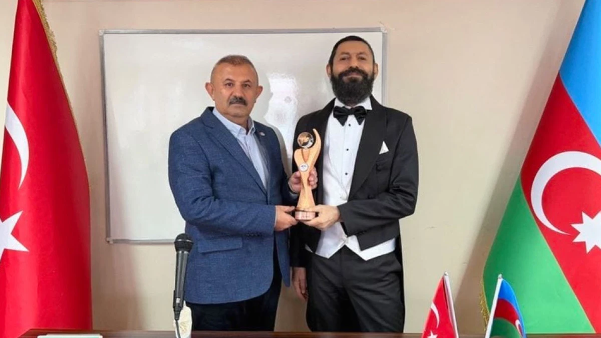 İSTAD&rsquo;dan Akif Manaf&rsquo;a "Diyalog ve Barış &Ouml;d&uuml;l&uuml;"