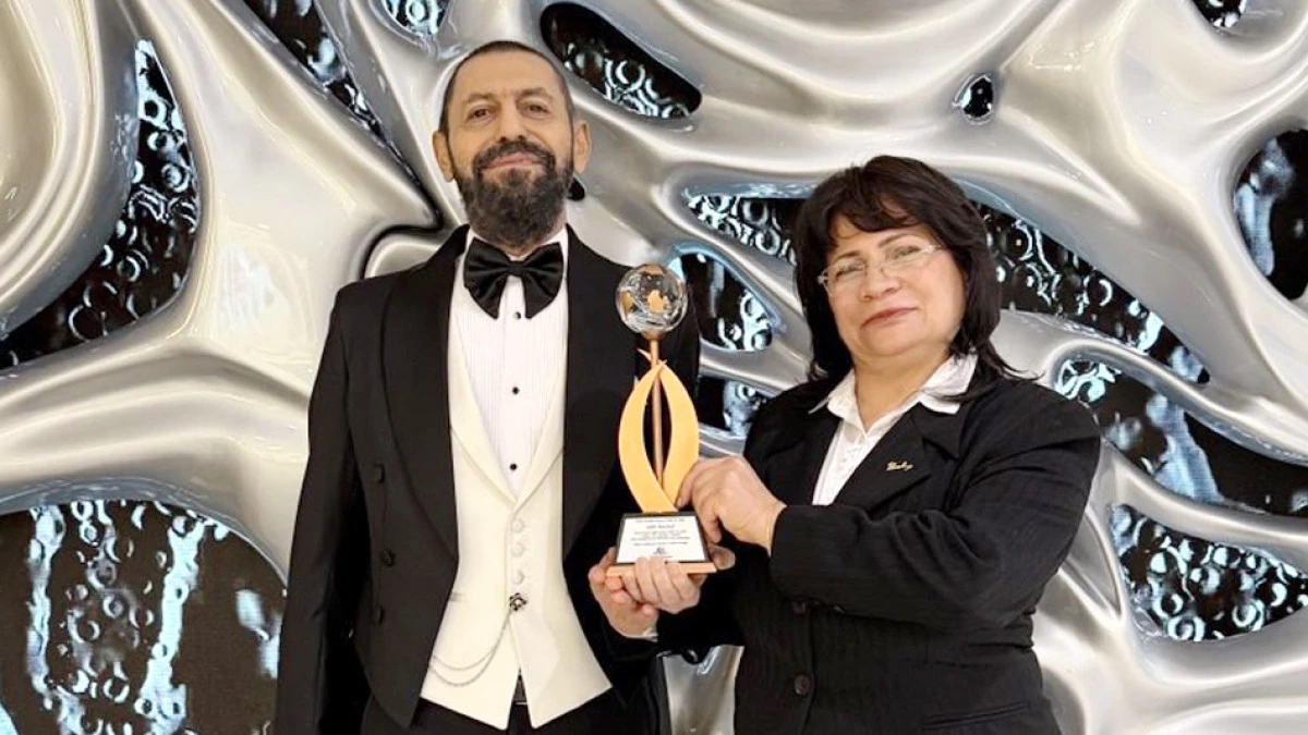 Yılın "Barış İnsanı &Ouml;d&uuml;l&uuml;" d&uuml;nyaca &uuml;nl&uuml; yazar Akif Manaf&rsquo;ın